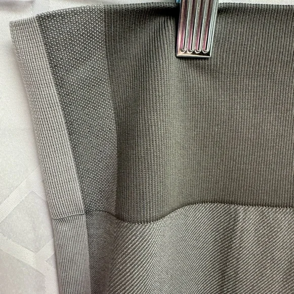 Outdoor Voices Seamless Smooth 7/8 Legging Graphite/Dove S - Picture 7 of 9